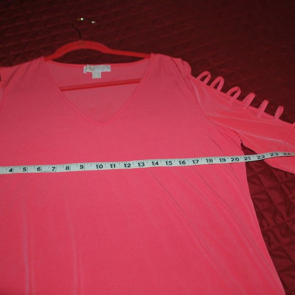 Michael Kors Coral V-neck Top w/Ladderback Sleeves - XL - Picture 8 of 13